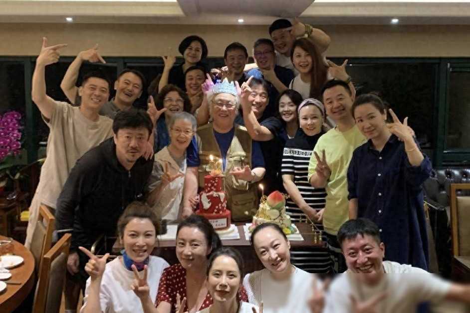 亲戚是明星，光环交织下的微妙纽带