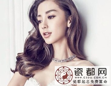 属蛇明星的自信与成就感，照亮前行之路