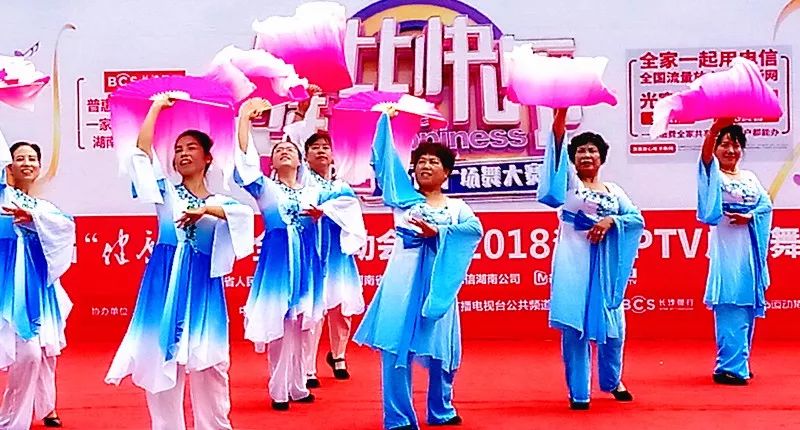 最新扇子广场舞，与自然共舞，内心的平和之旅